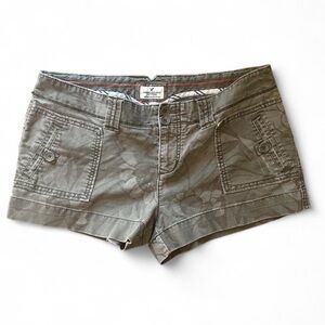 Y2k American Eagle green khaki floral print cargo shorts